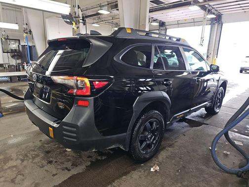 Crystal Black Silica 2022 Subaru Outback Wilderness