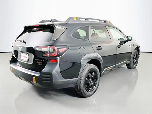 Crystal Black Silica 2022 Subaru Outback Wilderness