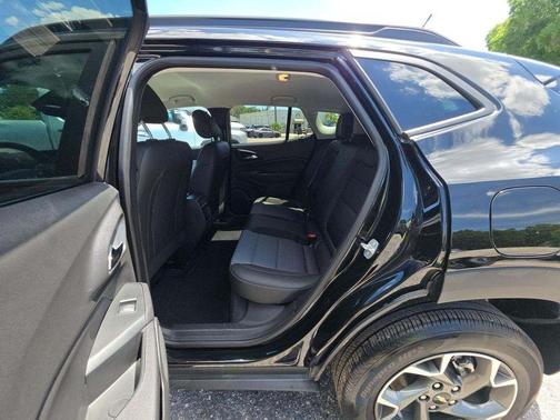 Mosaic Black Metallic 2025 Chevrolet Trax LT