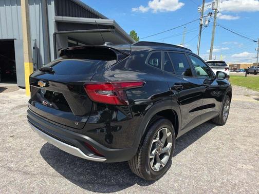 Mosaic Black Metallic 2025 Chevrolet Trax LT