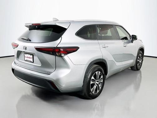 Celestial Silver Metallic 2025 Toyota Highlander XLE