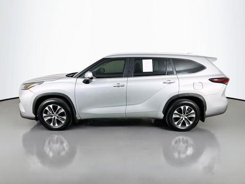 Celestial Silver Metallic 2025 Toyota Highlander XLE