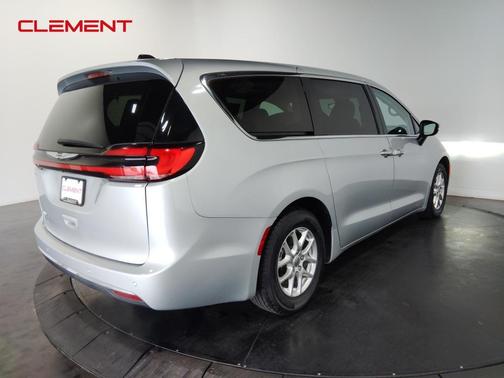 2023 Chrysler Pacifica Touring-L