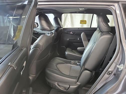 Magnetic Gray Metallic 2021 Toyota Highlander XSE