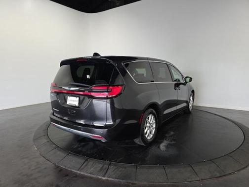 2023 Chrysler Pacifica Touring-L