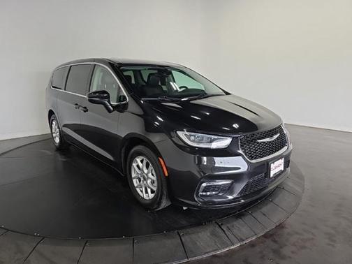 2023 Chrysler Pacifica Touring-L
