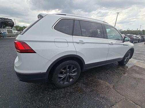 Pure White 2022 Volkswagen Tiguan 2.0T SE