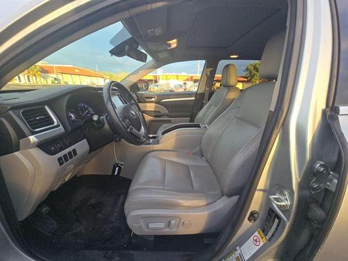 2017 Toyota Highlander SE