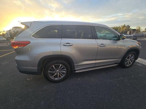 2017 Toyota Highlander SE