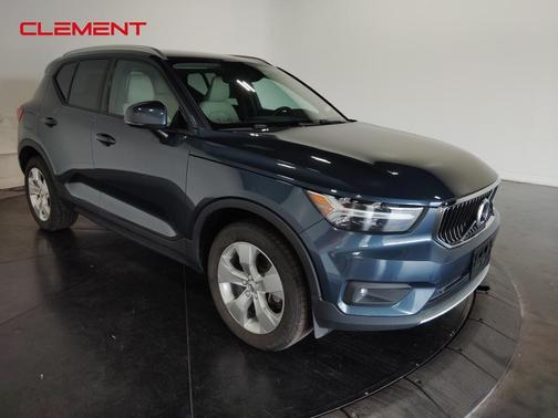 2022 Volvo XC40 T5 Momentum