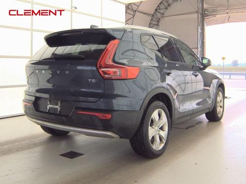 2022 Volvo XC40 T5 Momentum