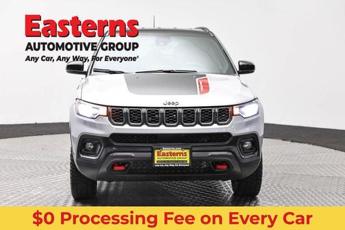 Silver Zynith Metallic Clearcoat 2025 Jeep Compass Trailhawk