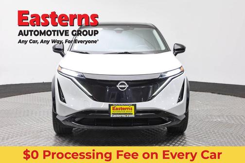 Everest White Pearl Tricoat/Black Diamond Pearl 2023 Nissan ARIYA ENGAGE