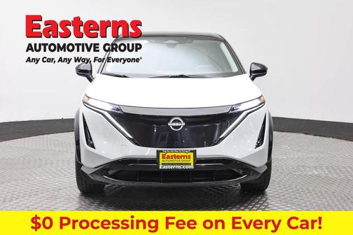 Everest White Pearl Tricoat/Black Diamond Pearl 2023 Nissan ARIYA ENGAGE