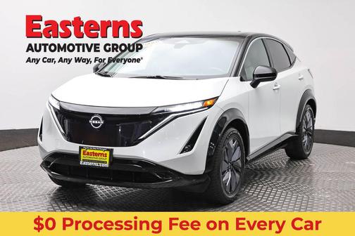 Everest White Pearl Tricoat/Black Diamond Pearl 2023 Nissan ARIYA ENGAGE