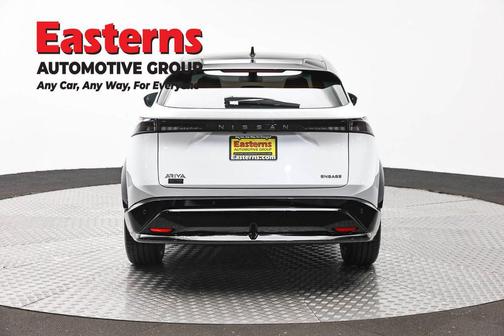 Everest White Pearl Tricoat/Black Diamond Pearl 2023 Nissan ARIYA ENGAGE