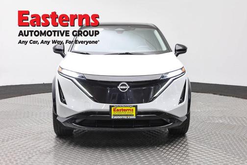 Everest White Pearl Tricoat/Black Diamond Pearl 2023 Nissan ARIYA ENGAGE