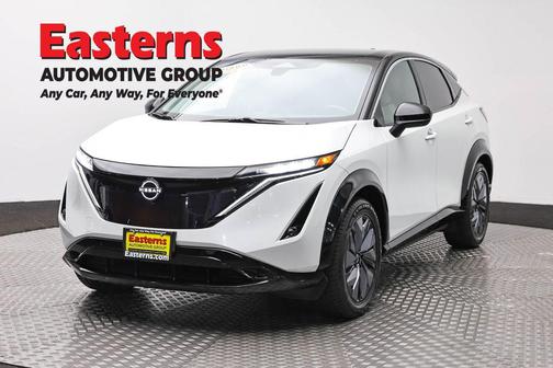 Everest White Pearl Tricoat/Black Diamond Pearl 2023 Nissan ARIYA ENGAGE