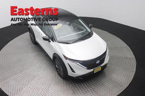 Everest White Pearl Tricoat/Black Diamond Pearl 2023 Nissan ARIYA ENGAGE