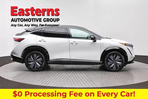 Everest White Pearl Tricoat/Black Diamond Pearl 2023 Nissan ARIYA ENGAGE
