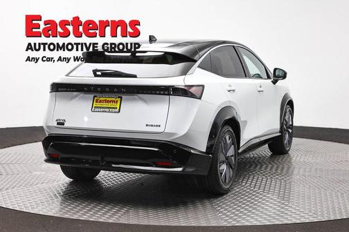 Everest White Pearl Tricoat/Black Diamond Pearl 2023 Nissan ARIYA ENGAGE