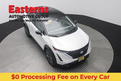 Everest White Pearl Tricoat/Black Diamond Pearl 2023 Nissan ARIYA ENGAGE