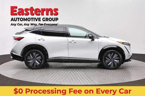 Everest White Pearl Tricoat/Black Diamond Pearl 2023 Nissan ARIYA ENGAGE