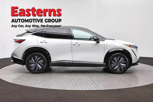 Everest White Pearl Tricoat/Black Diamond Pearl 2023 Nissan ARIYA ENGAGE