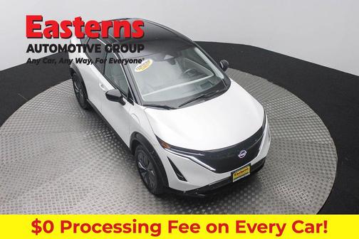 Everest White Pearl Tricoat/Black Diamond Pearl 2023 Nissan ARIYA ENGAGE