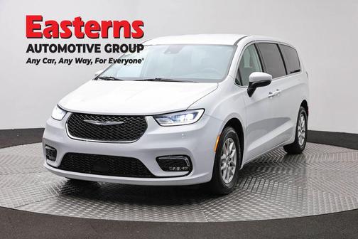 Bright White Clearcoat 2023 Chrysler Pacifica Touring L