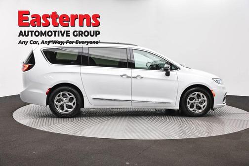 Bright White Clearcoat 2023 Chrysler Pacifica Limited