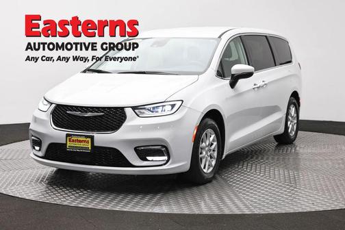 Bright White Clearcoat 2023 Chrysler Pacifica Touring L