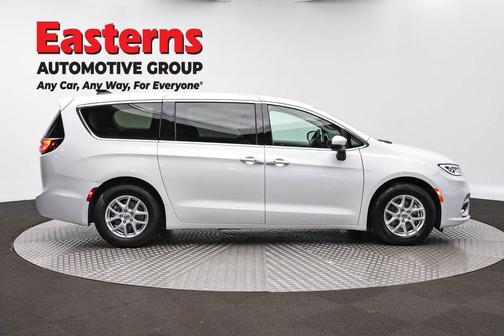 Bright White Clearcoat 2023 Chrysler Pacifica Touring L