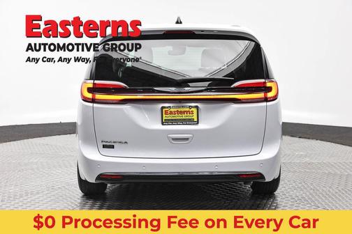 Bright White Clearcoat 2023 Chrysler Pacifica Touring L