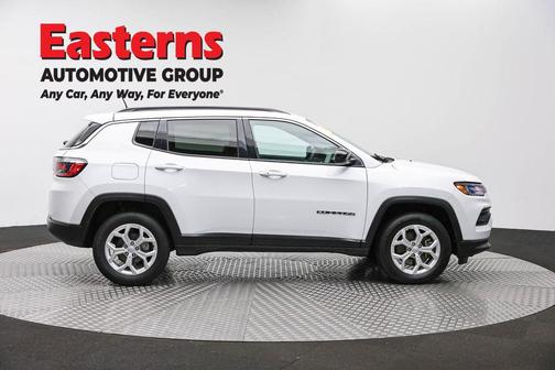 Bright White Clearcoat 2024 Jeep Compass Latitude