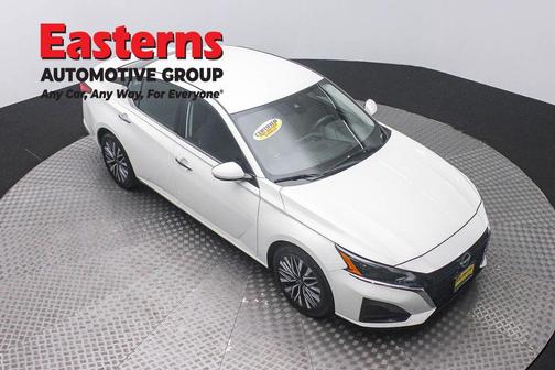 Pearl White Tricoat 2023 Nissan Altima 2.5 SV