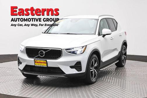 Crystal White Metallic 2023 Volvo XC40 B5 Core