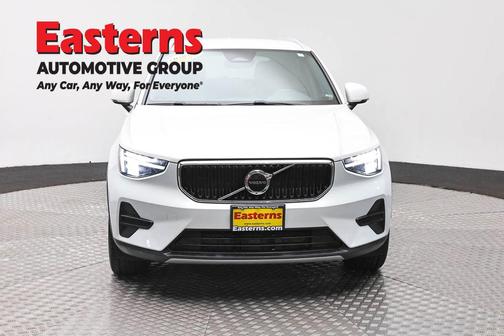Crystal White Metallic 2023 Volvo XC40 B5 Core