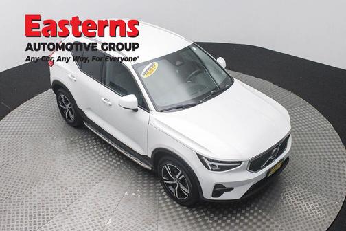 Crystal White Metallic 2023 Volvo XC40 B5 Core