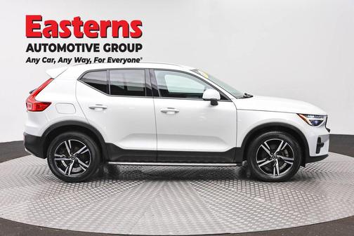 Crystal White Metallic 2023 Volvo XC40 B5 Core
