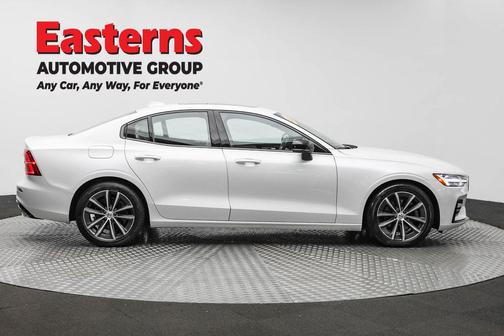 2022 Volvo S60 T5 Momentum