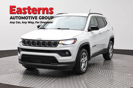 Bright White Clearcoat 2024 Jeep Compass Latitude