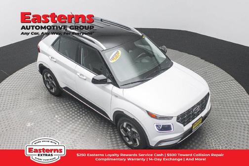 Lunar White w/Black Roof 2025 Hyundai VENUE Limited