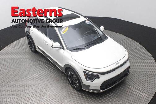 Snow White Pearl 2023 Kia Niro EV Wave