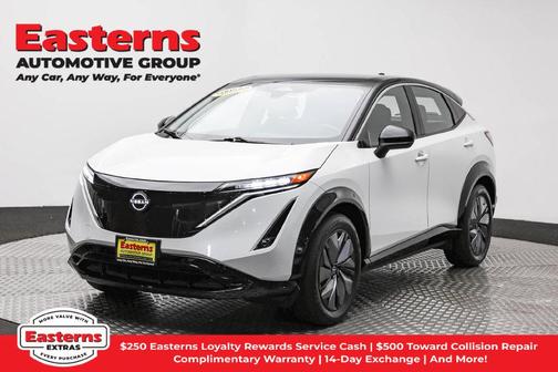 Everest White Pearl Tricoat/Black Diamond Pearl 2023 Nissan ARIYA VENTURE+