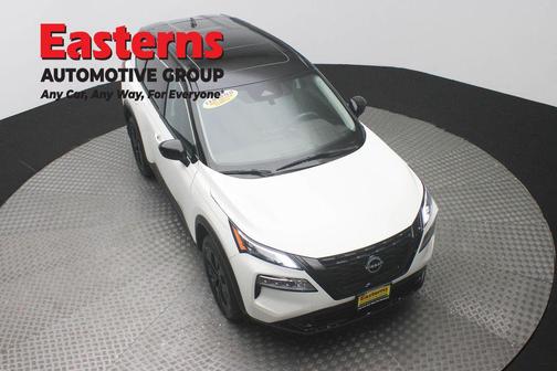 Pearl White Tricoat/Super Black 2023 Nissan Rogue SV