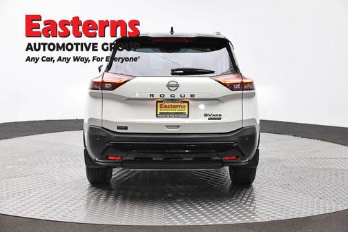 Pearl White Tricoat/Super Black 2023 Nissan Rogue SV