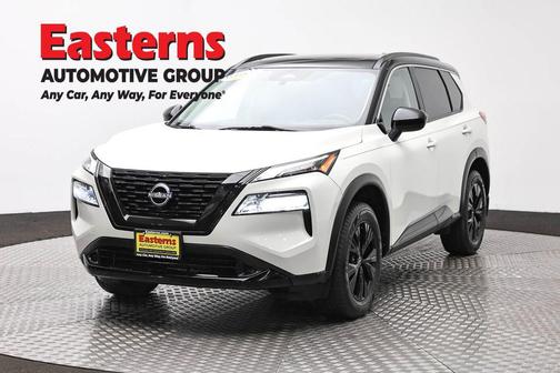 Pearl White Tricoat/Super Black 2023 Nissan Rogue SV