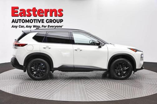 Pearl White Tricoat/Super Black 2023 Nissan Rogue SV