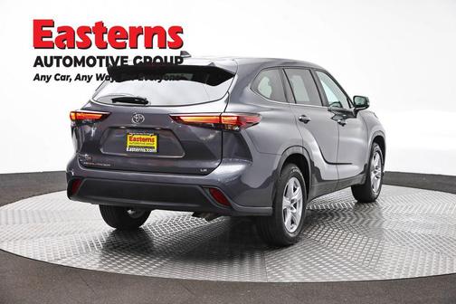 Magnetic Gray Metallic 2024 Toyota Highlander LE